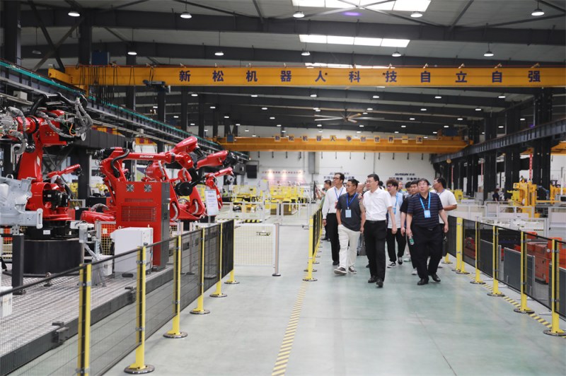 10.工业机械人系统集成利用论坛参会嘉宾在37000威尼斯公司参观互换 (8)_副本.jpg