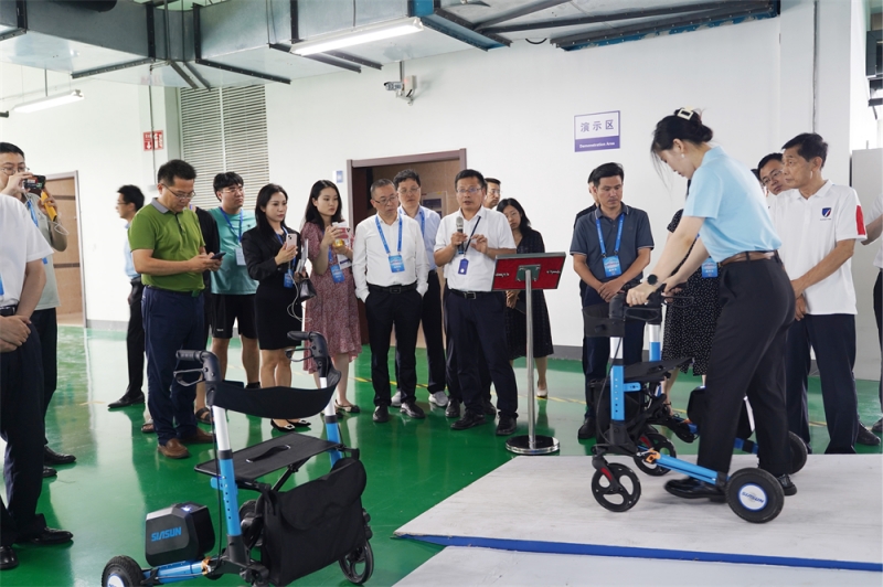 7.医疗康养机械人创新发展论坛参会嘉宾在37000威尼斯公司参观互换_副本.jpg