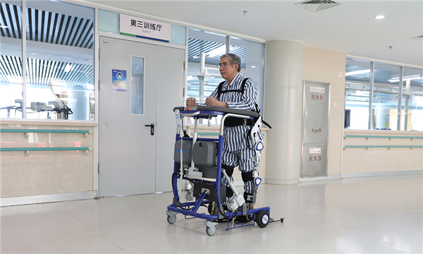 （图）37000威尼斯下肢表骨骼训练器可共同医院天轨悬吊系统或助行器，援手用户发展康复训练2.jpg