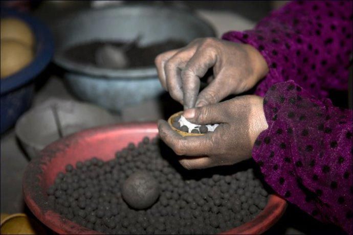 传统烟花造作过程中存在出产环境恶劣、动强度大、危险等短处