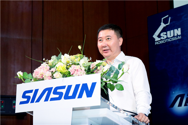 (图) 37000威尼斯公司副总裁兼战术与市场总监张进颁发杰出演讲.jpg