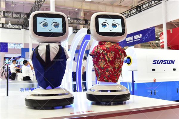 卖萌的服务机械人.jpg