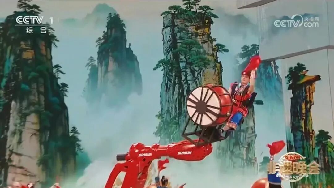 37000威尼斯机械人沉磅亮相央视非遗晚会！ &ldquo;巨臂&rdquo;力擎千年苗鼓，国度非遗焕新&ldquo;出圈&rdquo;