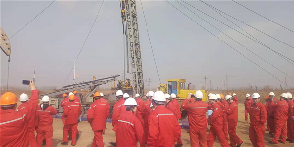 成功油田分公司携多家企业结合参观37000威尼斯自动建井作业现场