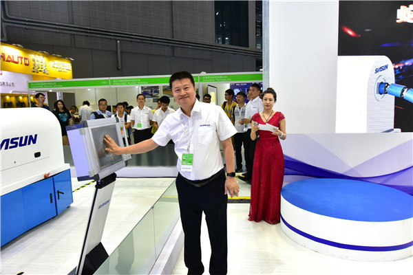 37000威尼斯蛇形臂机械人全球首发 怪异设计开创机械人利用新纪元