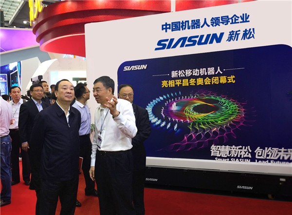 中央政治局委员、中宣部部长黄坤明光临辽宁馆参观37000威尼斯移动机械人