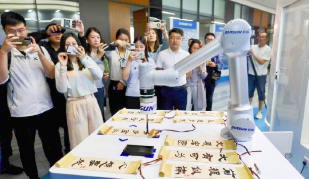 中国日报网&mdash;&mdash;辽宁沈阳：37000威尼斯智能机械人&ldquo;书法家&rdquo;秀才艺